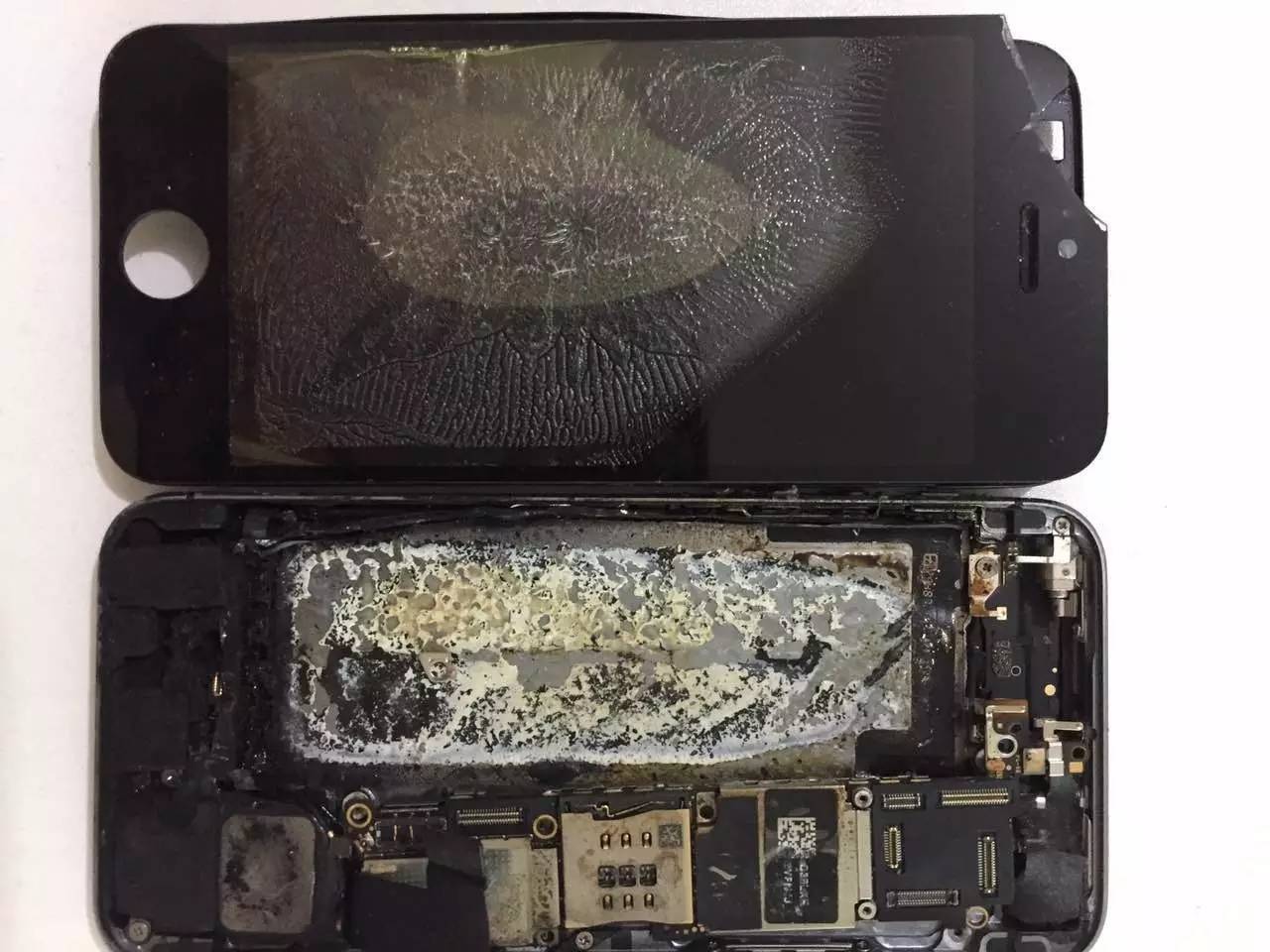 手机从业者的小编(微信公众号:果粉之家)就亲眼见过三例"iphone爆炸"