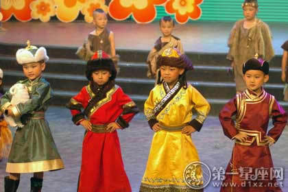 俏皮可爱又清新,蒙古族儿童服饰图片