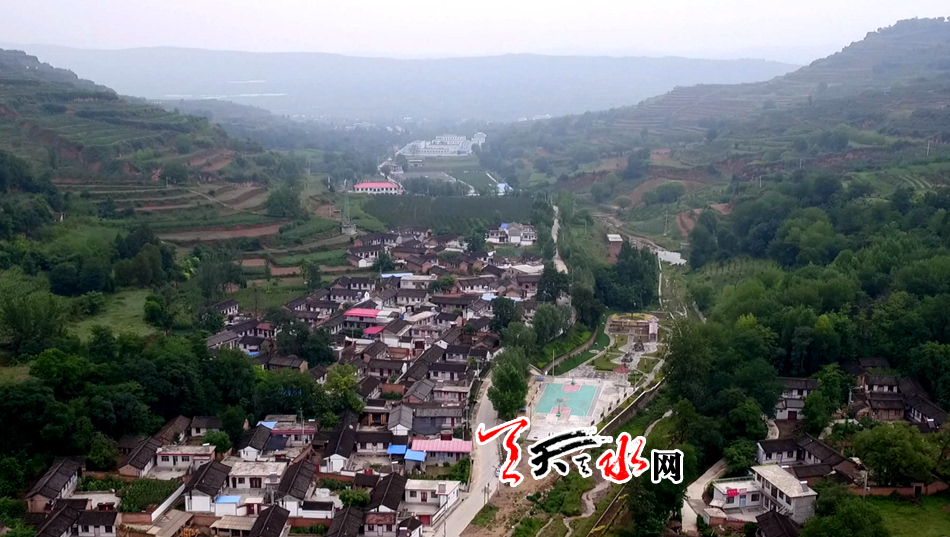 空中鸟瞰麦积区甘泉镇甘江村