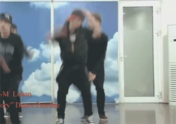 在《我们上学了》里,鹿不羁当然也秀了一把舞技,不过开始时还是耍帅的