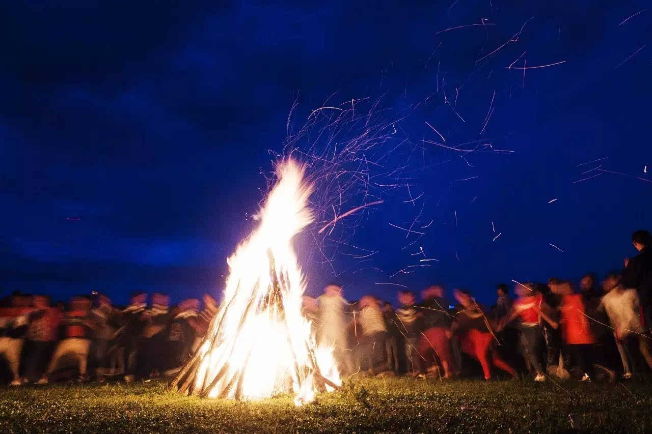 part4:欢乐篝火 《愉快的夜晚》 明天为大家推送飞鸟在火把节沿途