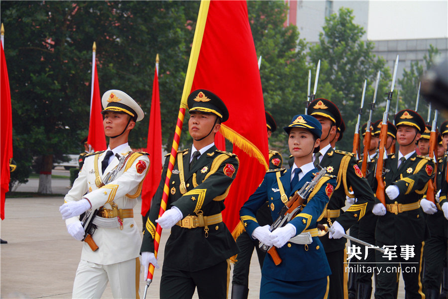 "讲好强军故事"主题采访活动在三军仪仗队启动仪仗队官兵在训练场上