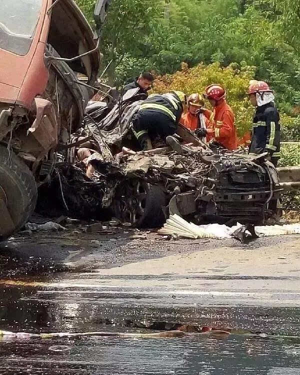 变型拖拉机与一辆上海牌照的宾利轿车相撞,事故造成3人死亡5人受伤