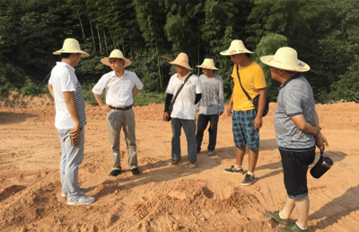 在工区主要人员的陪同下,喻文杰先后来到路基试验段