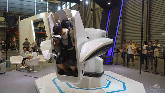 VR游戏火爆ChinaJoy 看妹纸玩各种大型VR游戏机