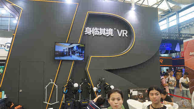 VR游戏火爆ChinaJoy 看妹纸玩各种大型VR游戏机
