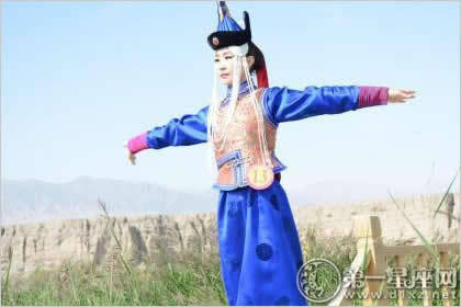 健康与美的结合:蒙古族服饰女装图片