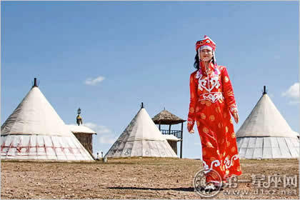 健康与美的结合:蒙古族服饰女装图片