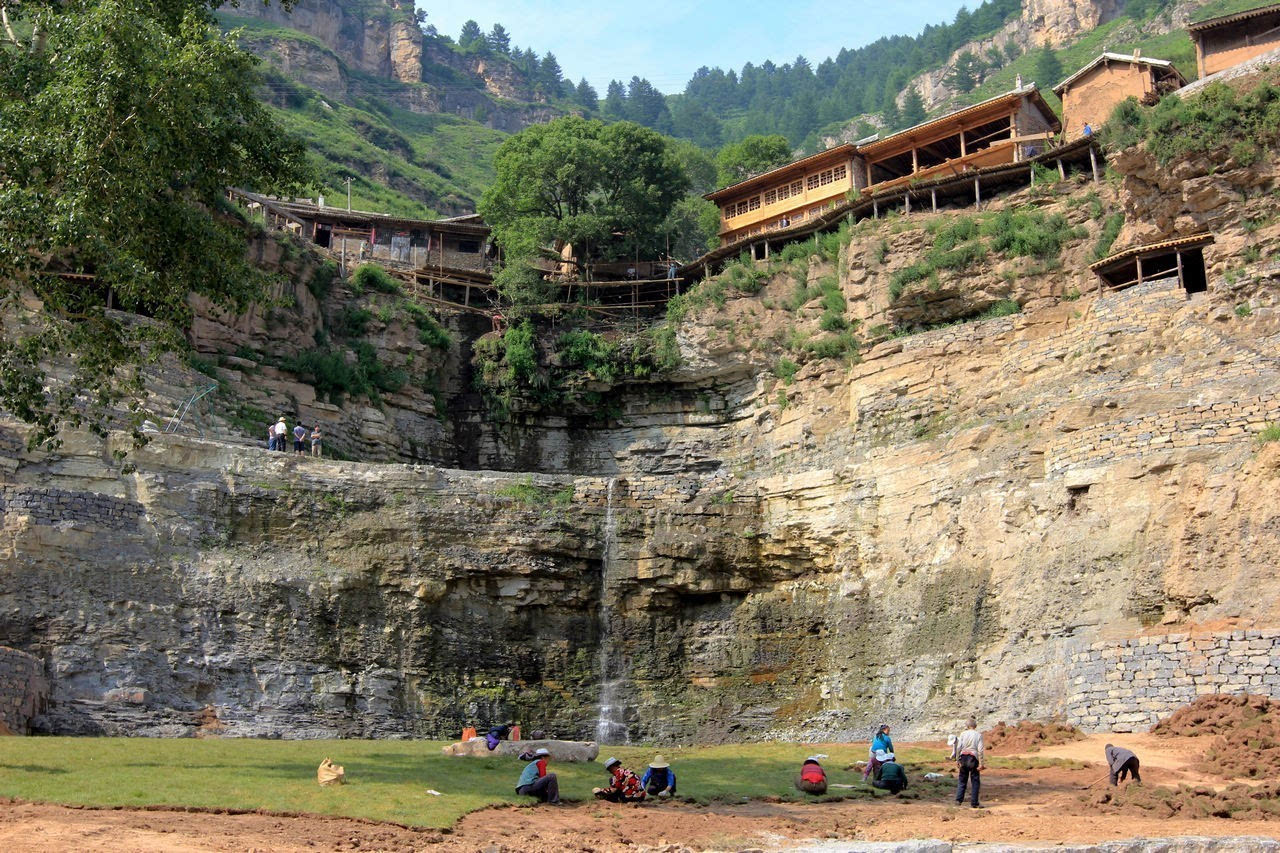 宁武悬空村,一整座村落都悬挂在山腰之上,村庄顺崖就势而建,从谷底