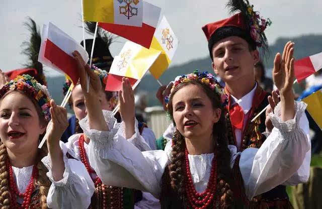 接机的波兰人民身着民族服装欢迎方济各教皇抵达波兰除此之外,波兰