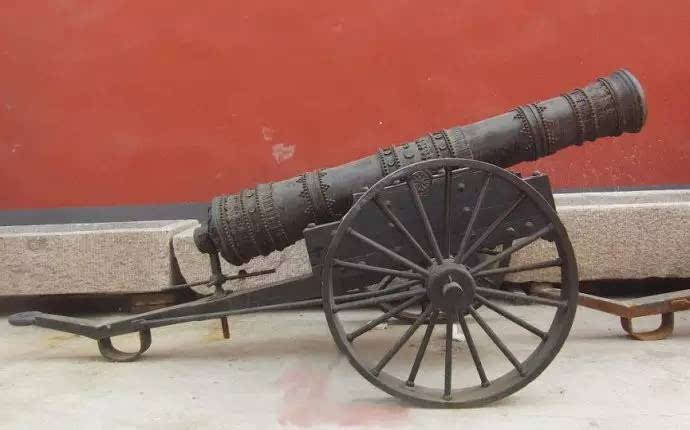 根据史料上的记载,在鸦片战争中,清军使用的火炮主要是红夷大炮.
