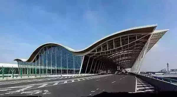 它是中国国内第二个拥有三条跑道的国际机场,首都国际机场t3航站楼于