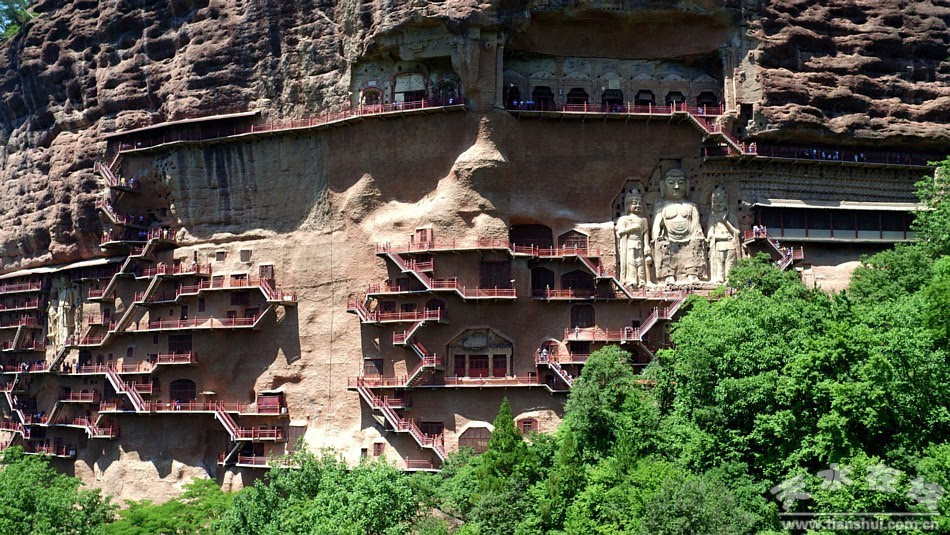 天水在线无人机航拍夏日的麦积山组图