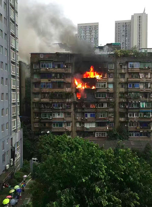 重庆九龙坡区石坪桥一住宅楼起火 所幸无人员伤亡