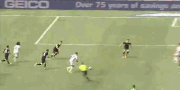 刚替补登场的阿扎尔右路开出角球,特里高高跃起力压厄德高头球冲顶,球