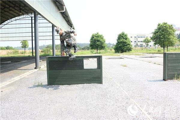 红6班侯乾震 400米军事障碍训练 图为矮墙
