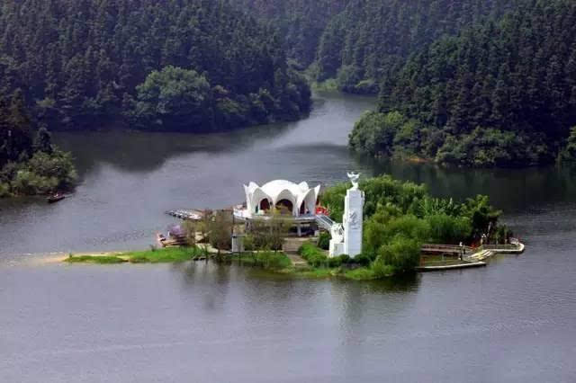 会仙岛由此而得名. 龙王岛又名猴岛,为仙女湖舞龙湖景区最高岛屿