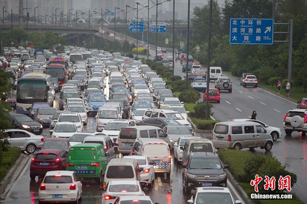 太原遭暴雨袭城致交通严重堵塞