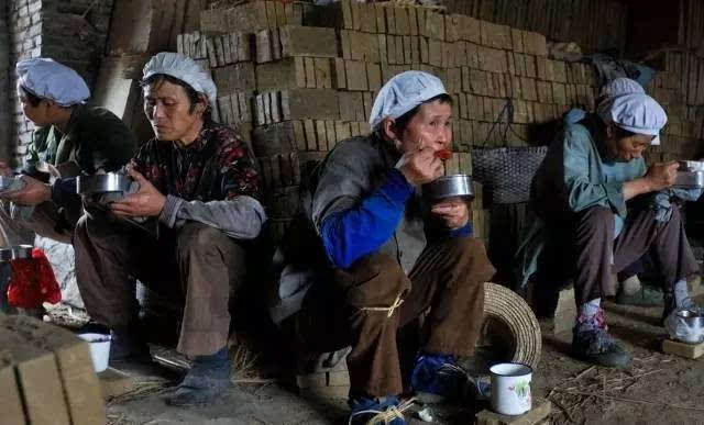 在这个百年皇家老窑里这几个人成了千窑古都的末代窑工