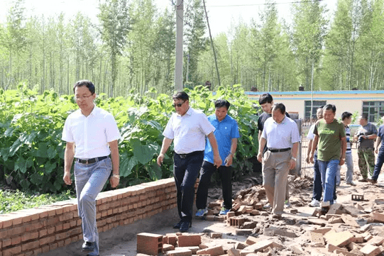 阿旗人民政府旗长孟晓冰深入灾区察看灾情