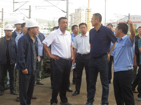 哈尔滨铁路局局长张海涛提出确保绥芬河货场8月末竣工