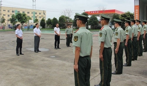 在77123部队,李昊天向广大官兵致以节日的问候,对驻地官兵长期以来为