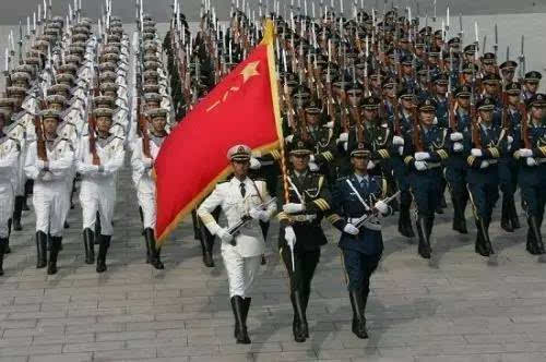 护卫"八一"军旗的人民解放军仪仗队.