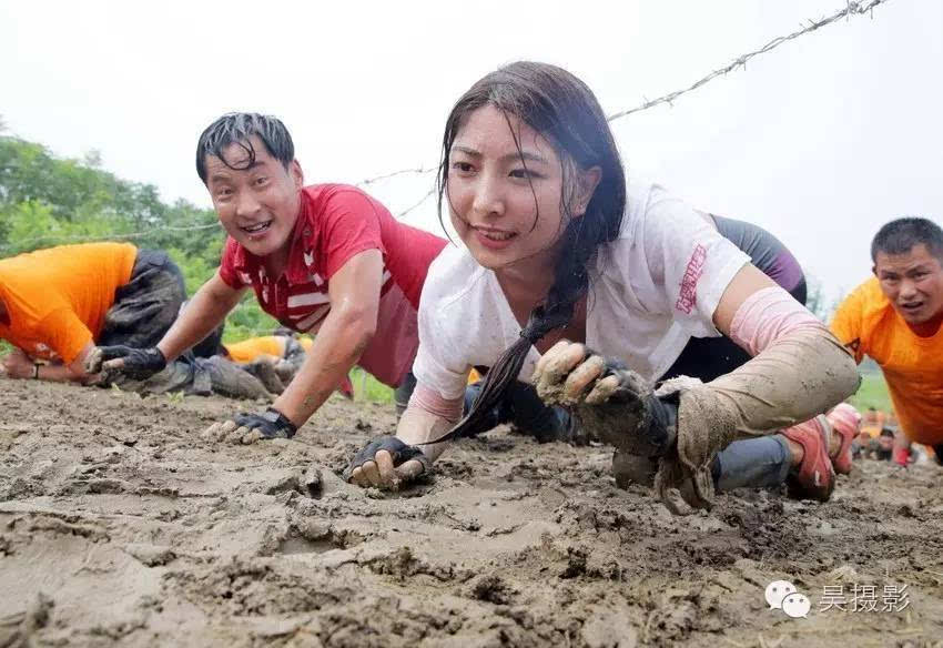 [极限挑战]美女,壮汉泥地里摸爬滚打!