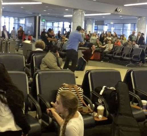 突发:中国女游客美国机场殴打服务生被警察当