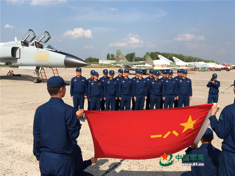 "远在俄罗斯参加国际军事竞赛"航空飞镖"项目比赛的空军某航空兵旅