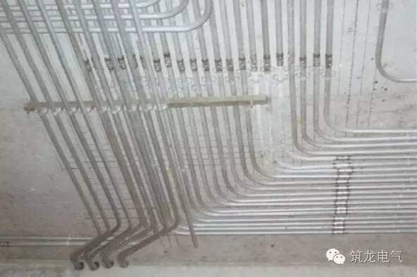 【电柜上部密集配管层次清晰,排列整齐,增加连接段用于电线管端部的