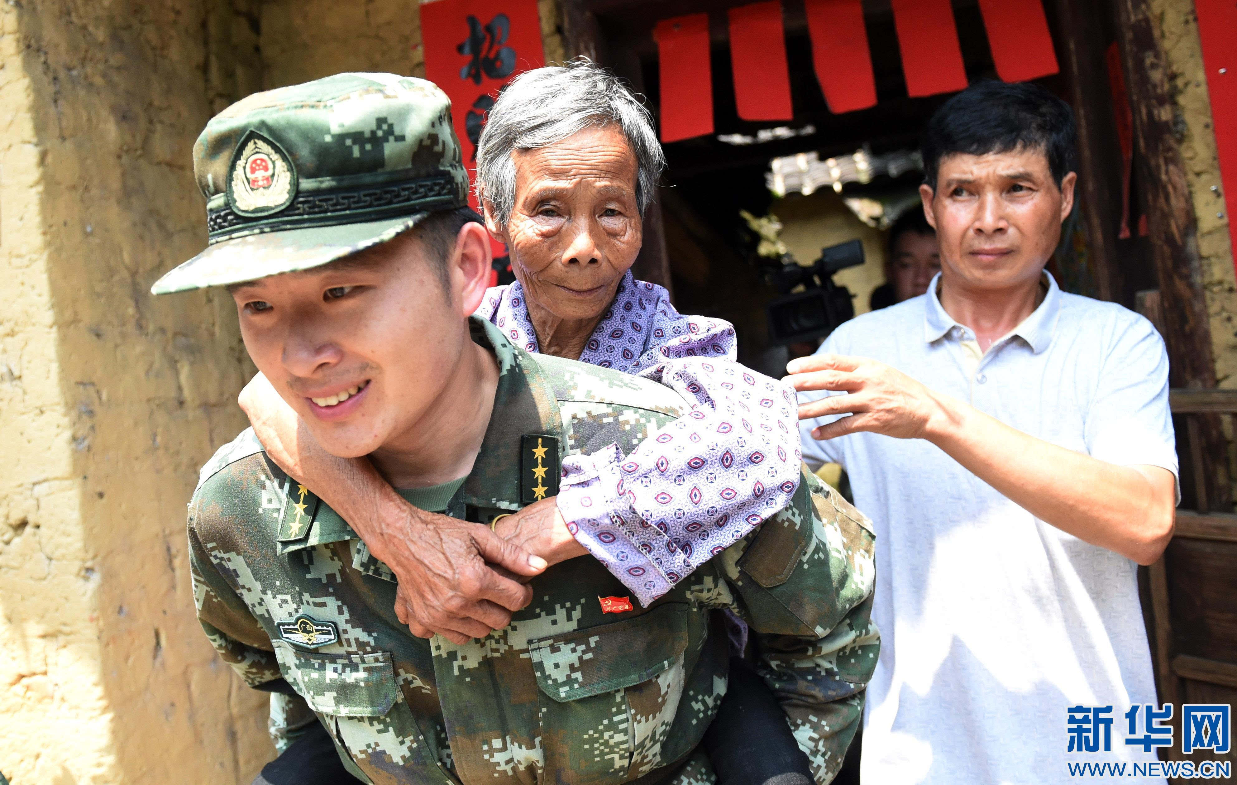 广西梧州:抗震救灾中的"八一"节