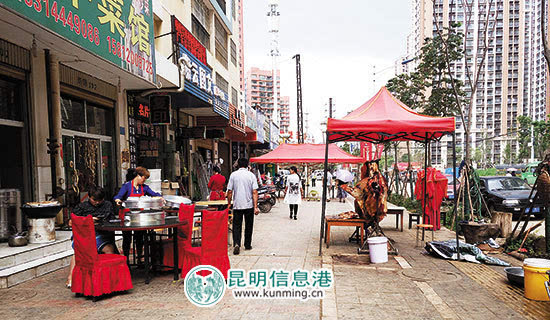 子君村欣景花园占道经营现象严重 餐馆桌椅摆人行道