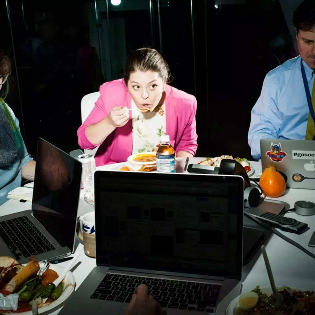 办公桌伤心冷餐会:吃饭,一件比开会,写报告,回邮件渺小一百倍的事
