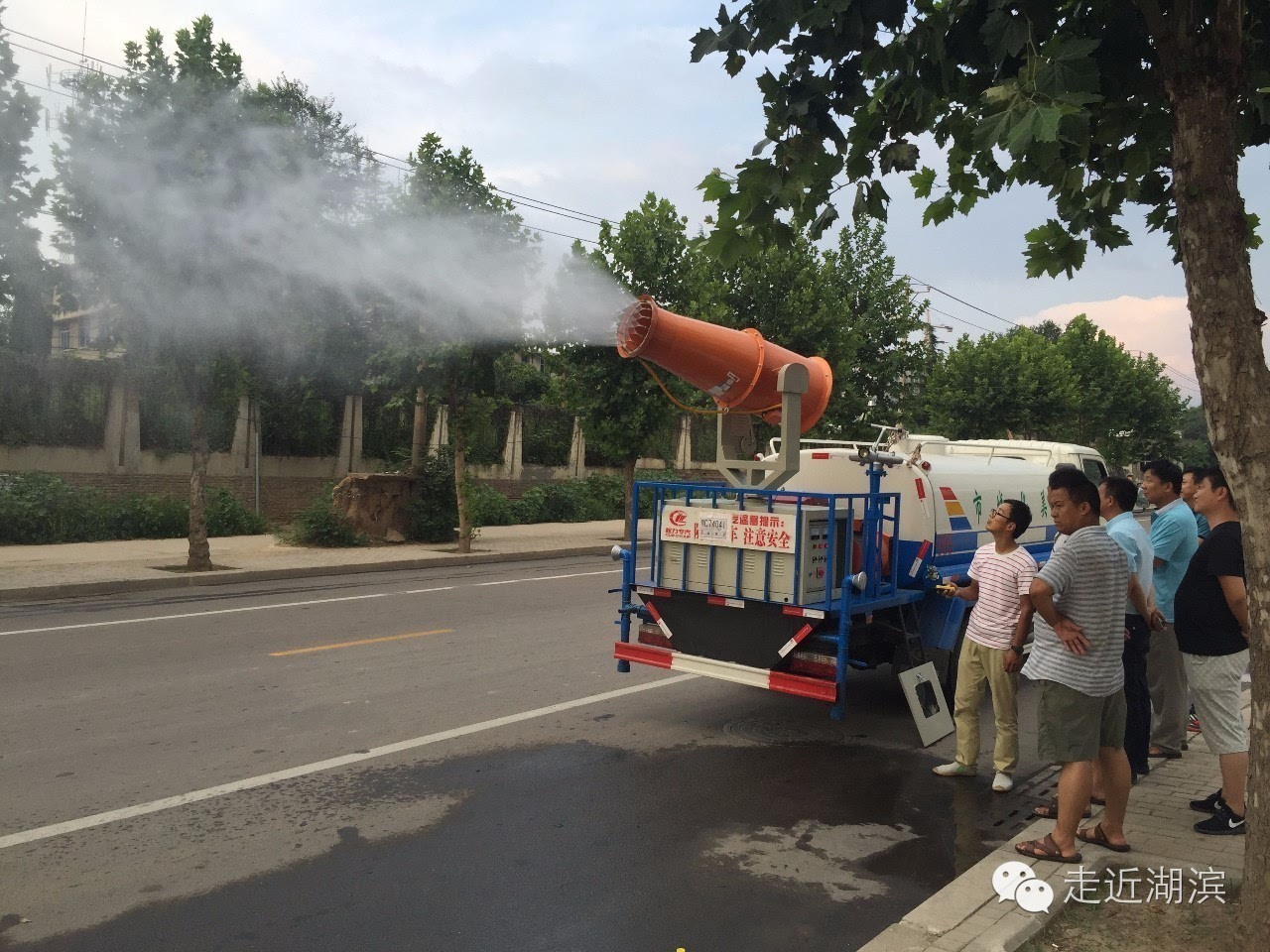 [关注]湖滨区新型洒水车上岗 水雾细密如人工降