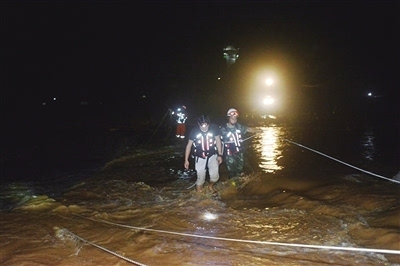 五指山一男子深夜钓鱼 险被河水冲走