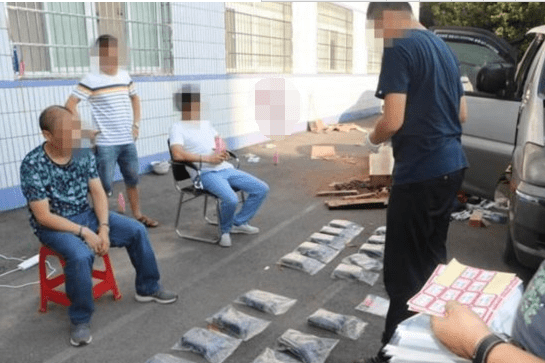 武汉5名毒贩红木家具里藏毒缉毒民警拆板抠毒查获125公斤