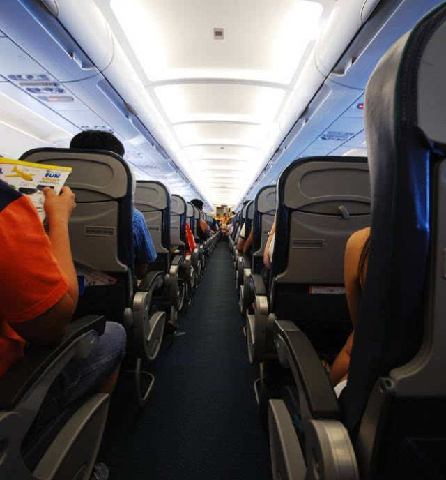 坐飞机为什么要选择靠窗座位?