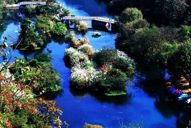 这里有山环水绕的花溪公园,巧夺天工的"贵州山水盆景"天河潭,"几步