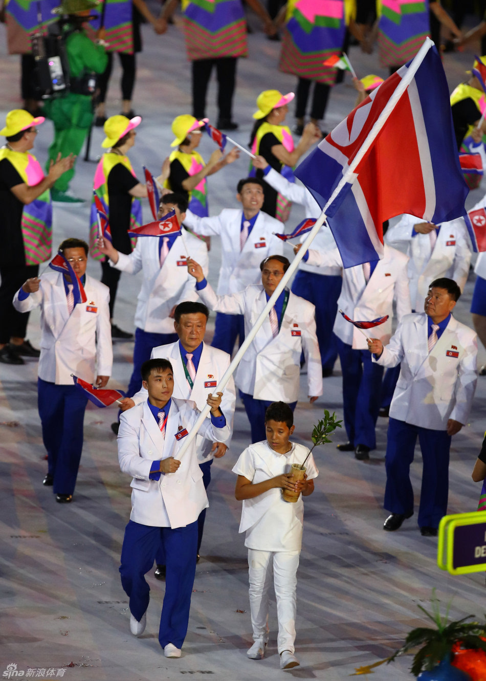 北京时间2016年8月6日,里约奥运会正式开幕,聚焦各国运动员进场仪式.