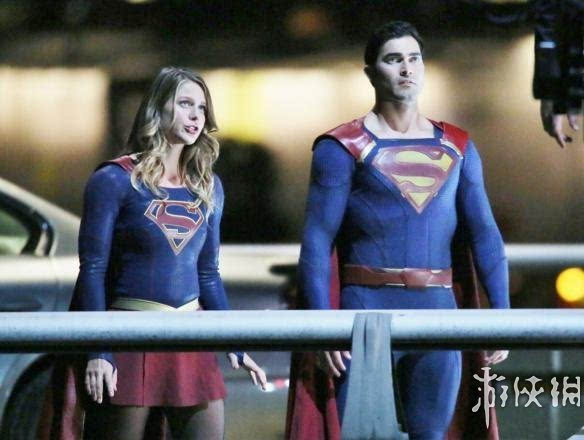 美剧女超人曝最新片场照女超人和超人同框亮相