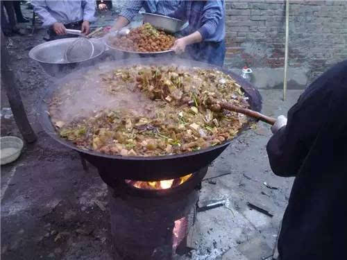 实拍闻喜农村大锅饭,一碗杂烩菜惹人口水直流!