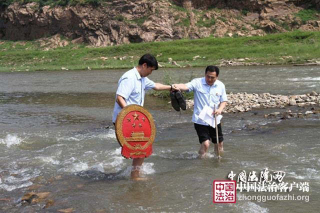 8月3日,吉林省永吉县人民法院岔路河法庭的法官们冒着高温,来到辖区