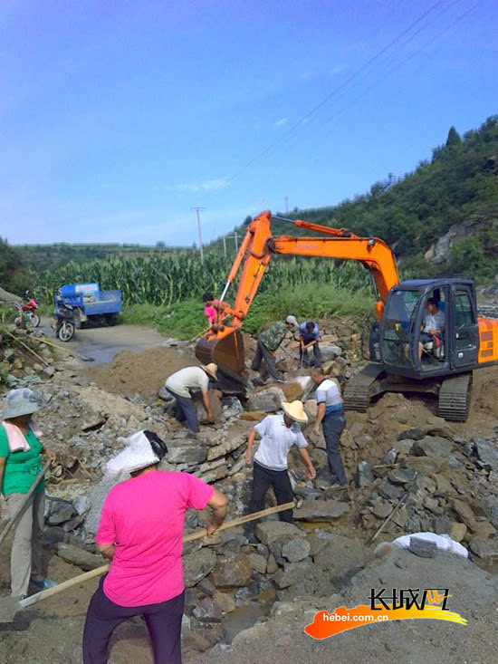 "8月5日,任县孙杜科村村民孙广正驾驶铲车平整村东的砂石路面.