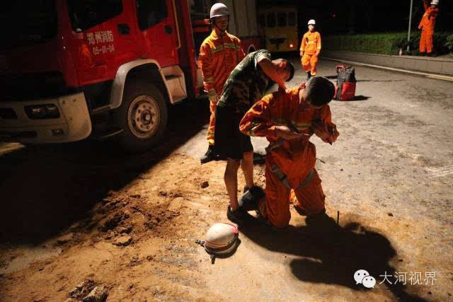 事发时坑内仍有大量积水,现场用挖机载人下坑查看情况.