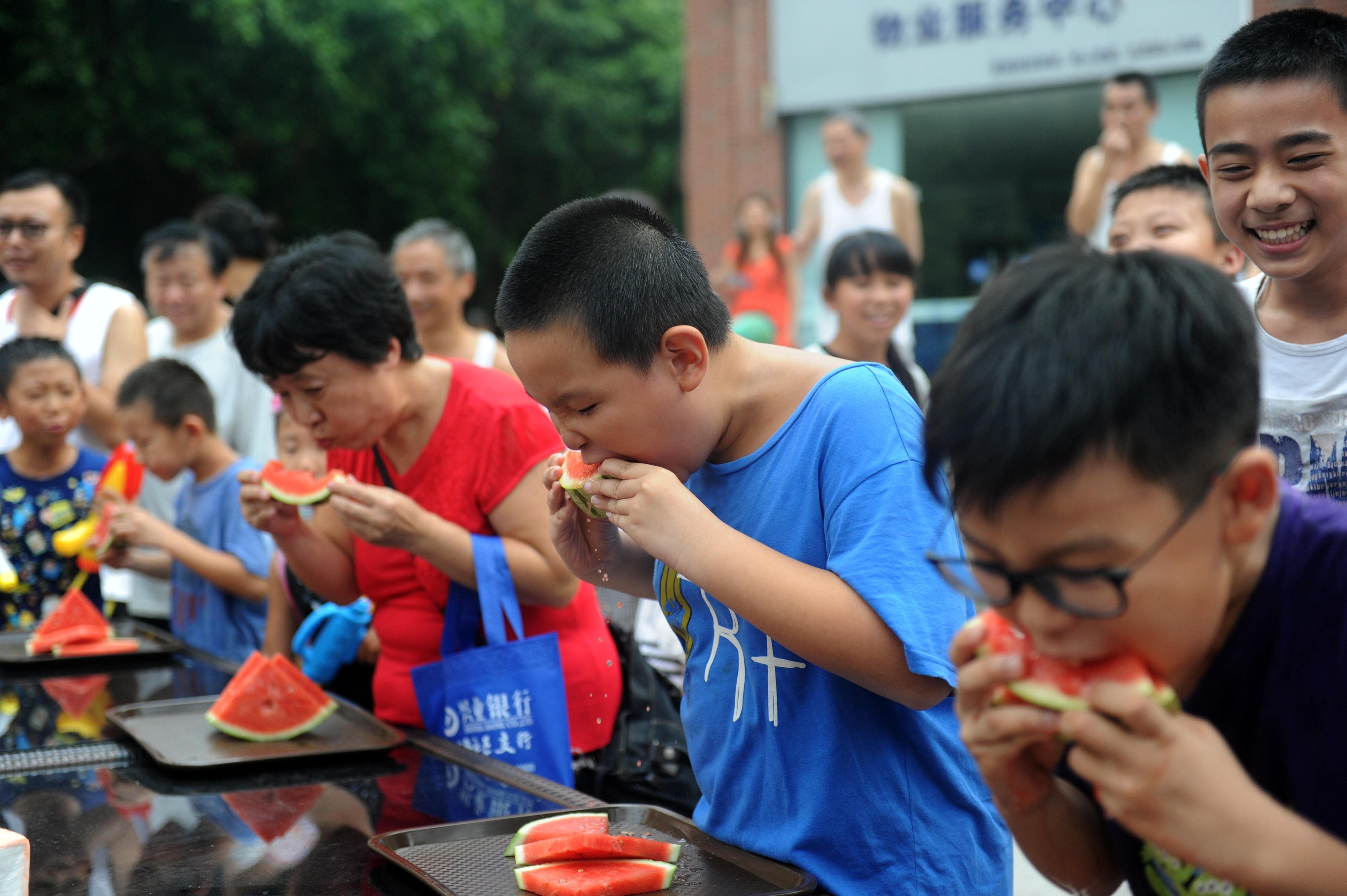 南岸区回龙湾小区举行了一场别开生面的喝啤酒,吃西瓜比赛,现场的气氛