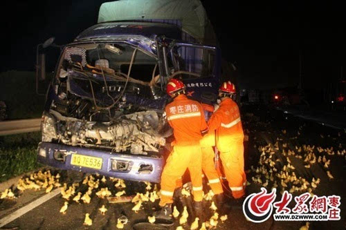 26日凌晨,在京台高速滕北出口附近发生一起车祸,一时间高速路面上散落