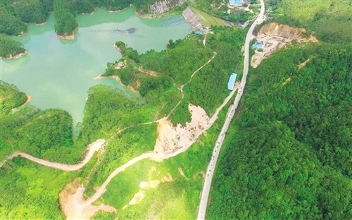 省道103线陆川县沙坡镇与北流交界处发生山体滑坡图片