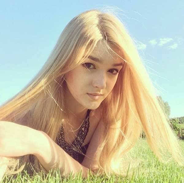图为19岁的俄罗斯少女alisamanyonok.