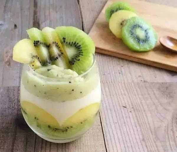 夏日清爽吃法:酸奶加水果 简直配了一脸!